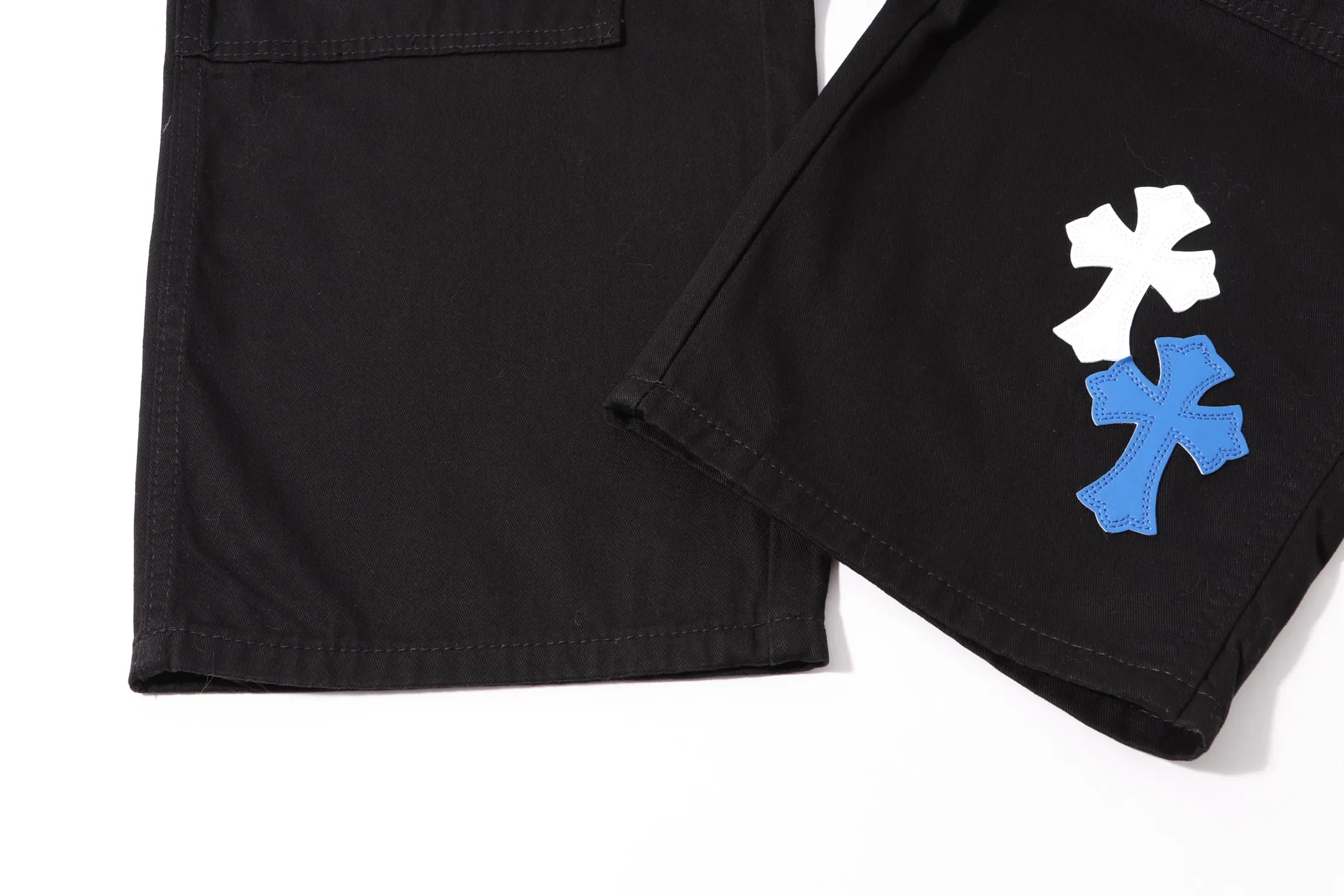 P260 Style number: H34 Croxin & 𝐂𝐡𝐫𝐨𝐦𝐞 𝐇𝐞𝐚𝐫𝐭 ss25 black white grain leather denim workwear logging pants. Styles with different washed textures are very friendly to people with thin legs. The slightly flared version perfectly modifies the leg shape. The timeless and moderate length makes it easy to match and match. It is the basis for various styles and is a must-have in your wardrobe! The fabric is stiff but also makes the upper body soft without losing texture. The washing process is even more perfect. It is a must-have item for everyone! ! ! Washed wheat, hang tag, pants label, three labels complete Color: black Size: 28-30-32-34-36